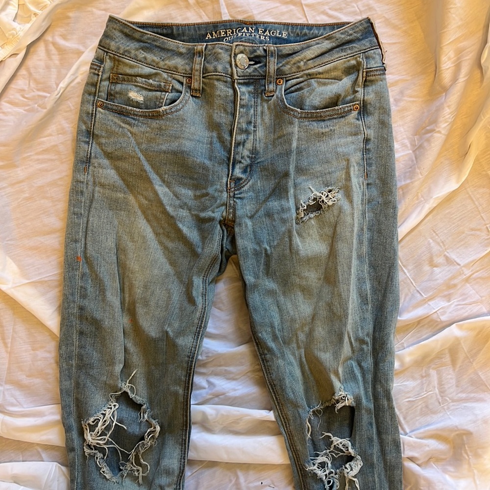 American eagle size 2 light wash ripped jeans. Has a few stains